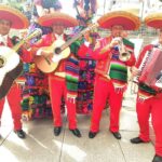 מריאצ'י טקילה - מוזיקאים בתלבושות מקסיקניות אדומות